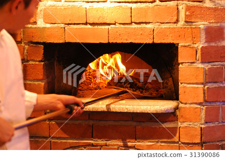 Bake a pizza in a pizza kettle Bake a pizza in a pizza kettle 31390086