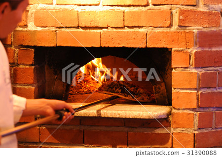 Bake a pizza in a pizza kettle Bake a pizza in a pizza kettle 31390088