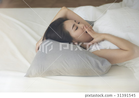 二十多歲的一名年輕女子的日常生活 二十多歲的一名年輕女子的日常生活 31391545