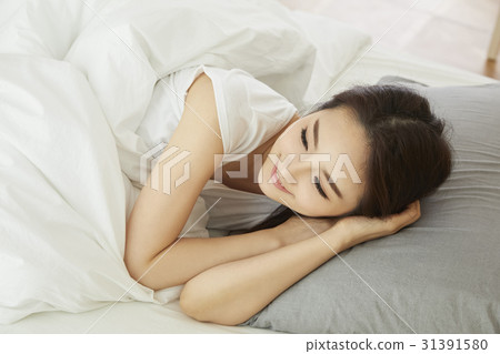 二十多歲的一名年輕女子的日常生活 31391580