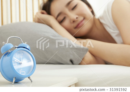 二十多歲的一名年輕女子的日常生活 二十多歲的一名年輕女子的日常生活 31391592