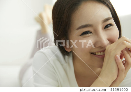 二十多歲的一名年輕女子的日常生活 31391900