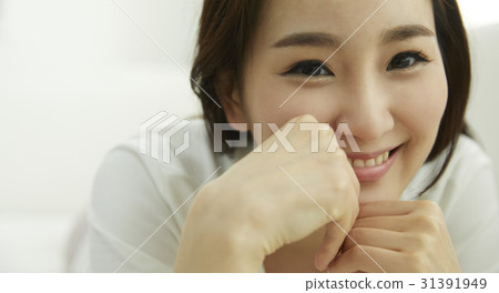 二十多歲的一名年輕女子的日常生活 31391949