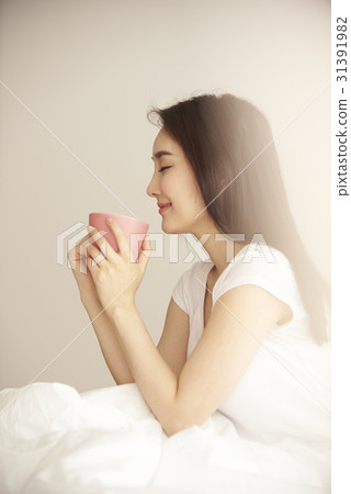 二十多歲的一名年輕女子的日常生活 31391982
