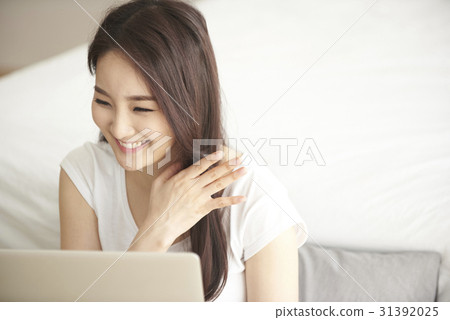 二十多歲的一名年輕女子的日常生活 31392025