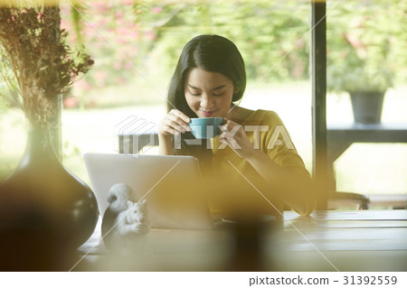 enjoying, businesswoman, a cup of coffee 31392559