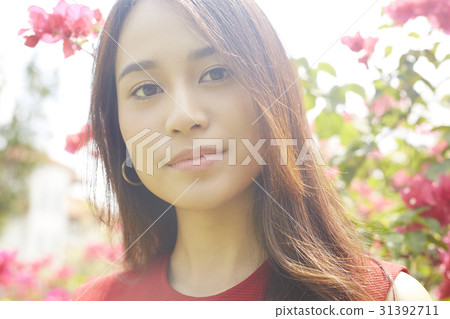 Beautiful girl in spring park with flowers 31392711