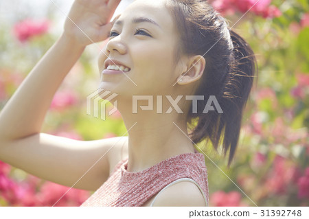 The girl looks up at the sunbeams in the sky 31392748