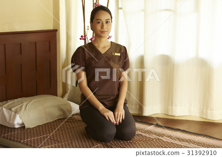 the therapist is sitting in the mattress in spa room 31392910