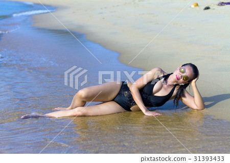Lady shape beautyful swimsuit Lady shape beautyful swimsuit 31393433