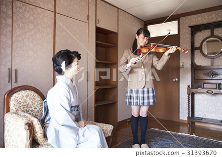 A rich family violin performance A rich family violin performance 31393670