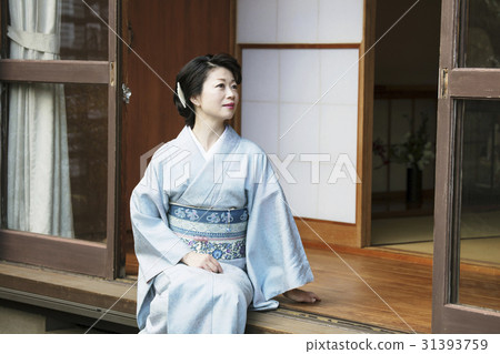 豐富的和服的女人 豐富的和服的女人 31393759