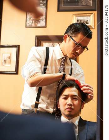 Male customers who consult with hairdresser in styling Male customers who consult with hairdresser in styling 31394179