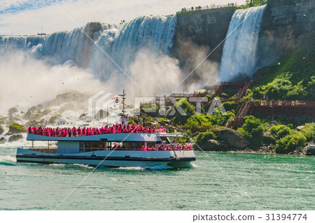 Water rushing over Niagara Falls Water rushing over Niagara Falls 31394774