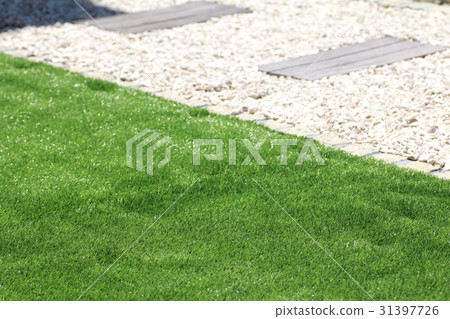 使用人造草坪、石軌枕和裝飾礫石打造外部花園 使用人造草坪、石軌枕和裝飾礫石打造外部花園 31397726