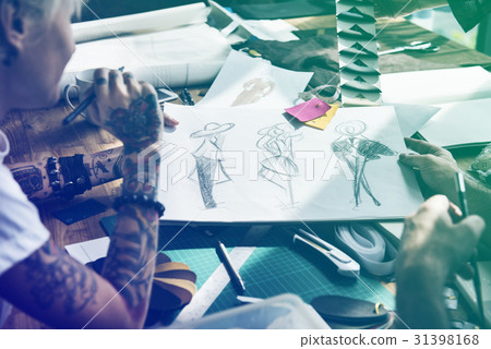 Fashion designer brainstorming and sharing ideas 31398168