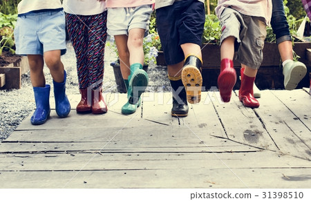 Group of kindergarten kids learning gardening outdoors 31398510