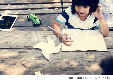 Little boy drawing imagination outdoors Little boy drawing imagination outdoors 31398519