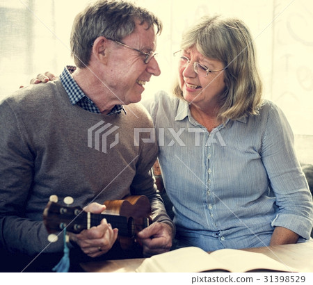 Ukelele Couple Enjoy Together Family 31398529