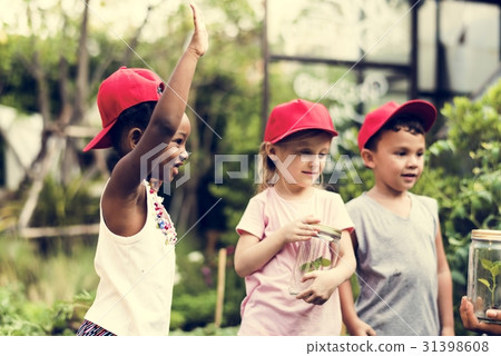 Group of student is on a field trips 31398608