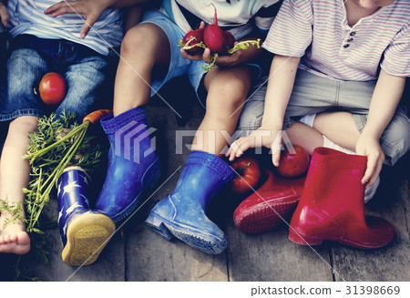 Diversity Group Of Kids Sitting Together Vegetables Fruits 31398669