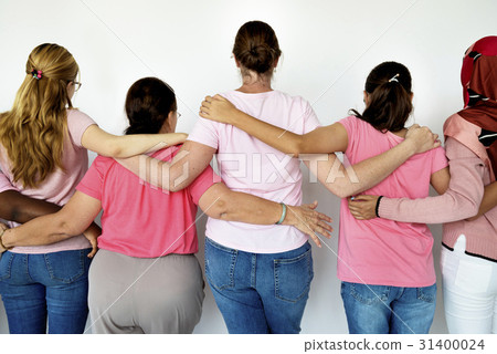 Group of girlfriends huddle in rear view together 31400024