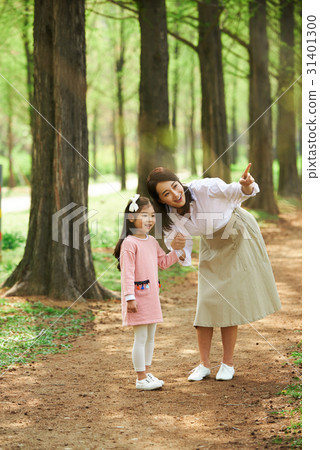 Daughter and mother in the park 31401300