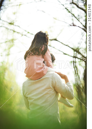 爸爸和女兒在公園裡 31401348