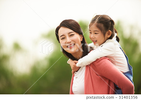 女兒和母親在公園裡 女兒和母親在公園裡 31401356