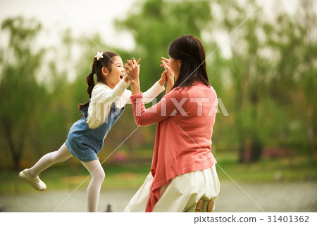 Daughter and mother in the park 31401362