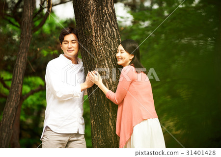 A couple in their 30s in the park A couple in their 30s in the park 31401428