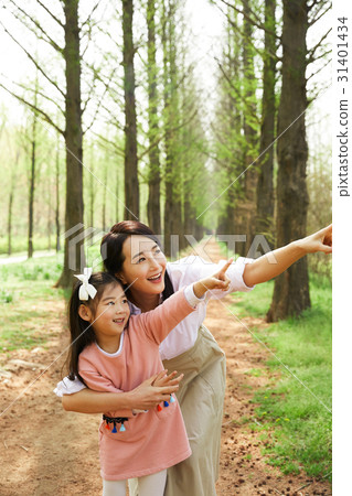Daughter and mother in the park 31401434