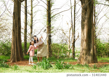女兒和母親在公園裡 女兒和母親在公園裡 31401440