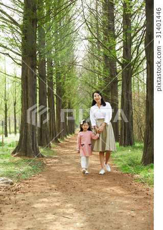 女兒和母親在公園裡 31401446