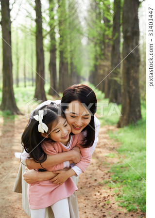 女兒和母親在公園裡 31401447