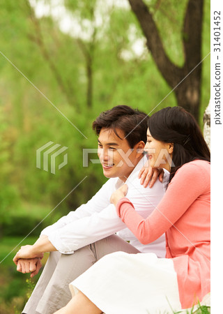 一對夫婦在公園裡30多歲 一對夫婦在公園裡30多歲 31401452