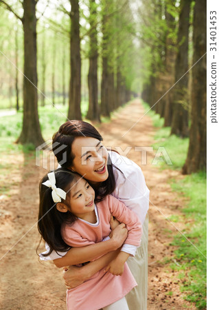 女兒和母親在公園裡 女兒和母親在公園裡 31401453