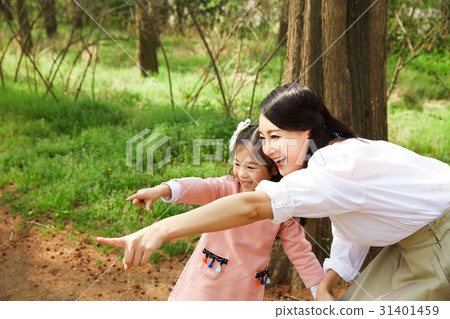 Daughter and mother in the park Daughter and mother in the park 31401459