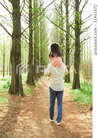 爸爸和女兒在公園裡 爸爸和女兒在公園裡 31401472