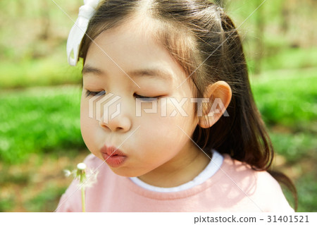 在公園裡的女人孩子們 在公園裡的女人孩子們 31401521