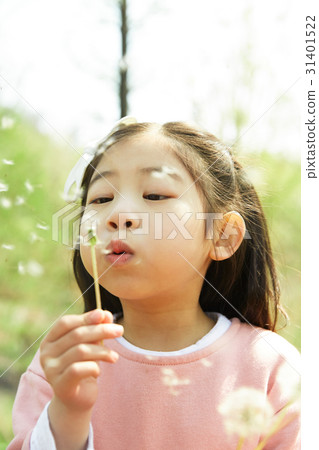 在公園裡的女人孩子們 在公園裡的女人孩子們 31401522