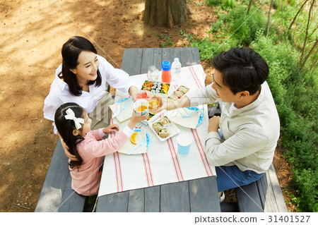 幸福的三口之家 31401527