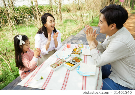 幸福的三口之家 31401540