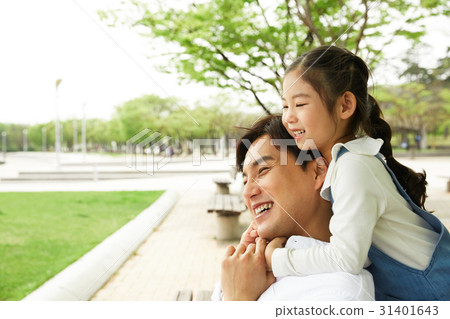 爸爸和女兒在公園裡 爸爸和女兒在公園裡 31401643