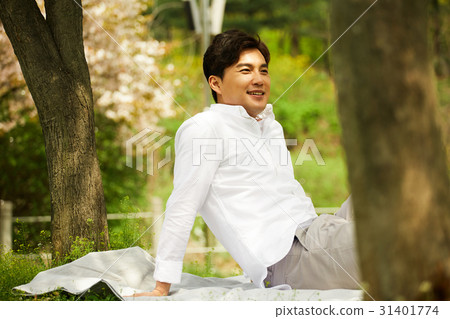 一個30多歲的男人享受他的業餘時間 一個30多歲的男人享受他的業餘時間 31401774