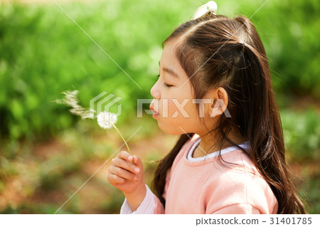 在公園裡的女人孩子們 31401785