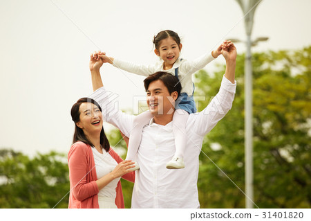 幸福的三口之家 幸福的三口之家 31401820