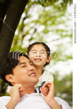 爸爸和女兒在公園裡 31401821