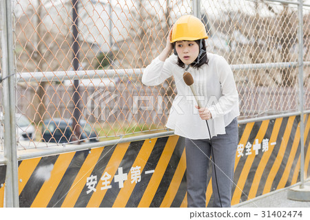婦女的Ana-Reporter建築工地 31402474