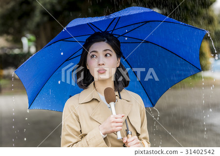 婦女的安娜報導了下雨的街道 31402542